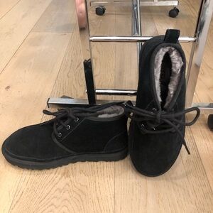 UGG Men’s Low Top Lined Comfortable and Warm Black Boot / Slippers (8)